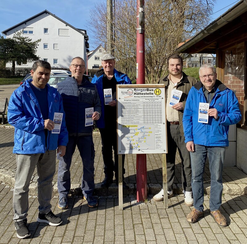 Bürgerbusfahrer mit Vertreter der Gemeinde Hüffenhardt beim Anbringen des Fahrplans